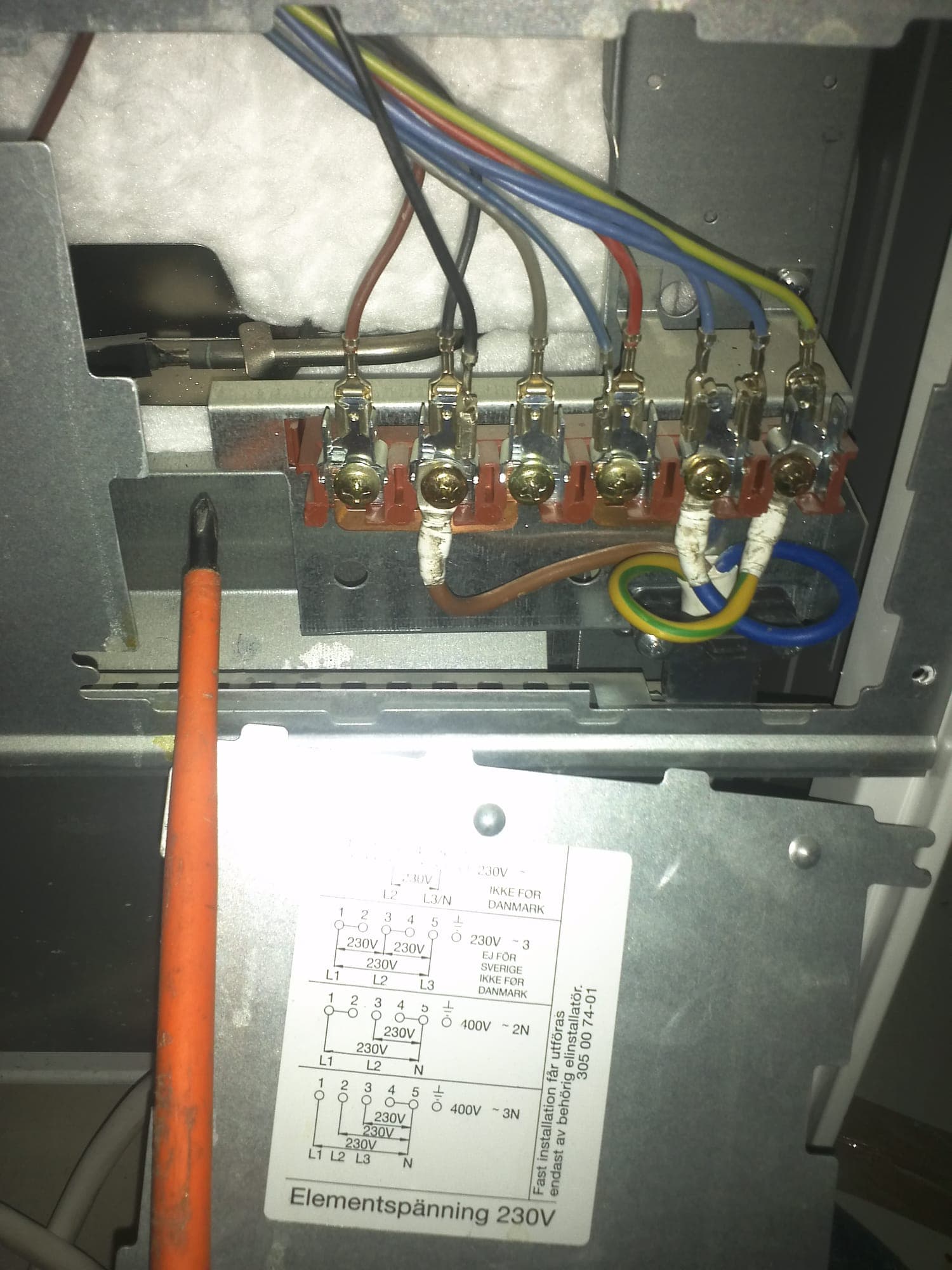 Elektriker beim Anschluss eines Herds